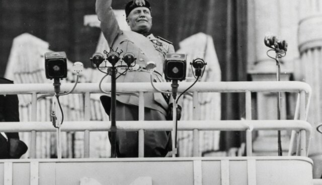 Mussolini annuncia le leggi razziali
