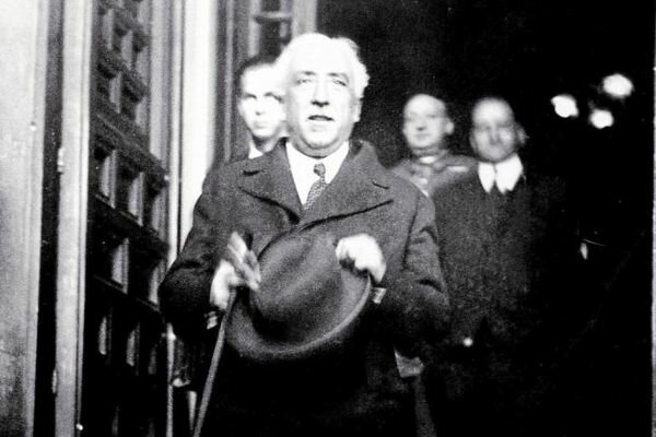 Alcalá Zamora es destituido como Presidente de la República. Manuel Azaña, nuevo Presidente de la República.