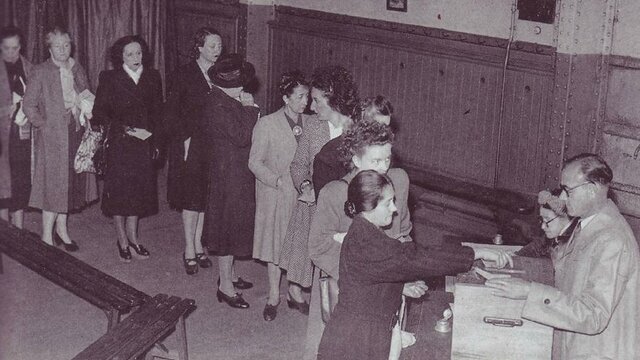 Les femmes votent en France pour la première fois lors des élections municipales