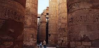 Inicio del dominio tebano (11ª a 14ª dinastías), destacando Montuhotep.  Tebas se convierte en la capital de Egipto