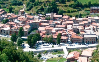 L'avi i la seva família es refugien a Set Cases per causa de la guerra civil.