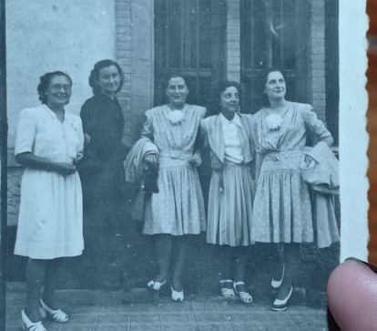 L'àvia estudia i treballa com a brodadora