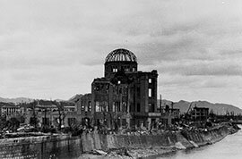 Le due bombe atomiche sganciate dagli americani sul suolo giapponese causano la morte di 77.000 persone e condurranno alla capitolazione le autorità politiche giapponesi, con la conseguente fine della guerra anche all’Est