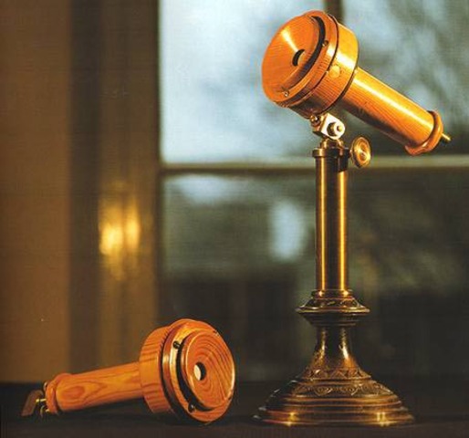 Первый в мире телефон