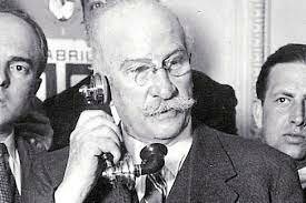 Lerroux se ve obligado a dimitir tras el escándalo del estraperlo.