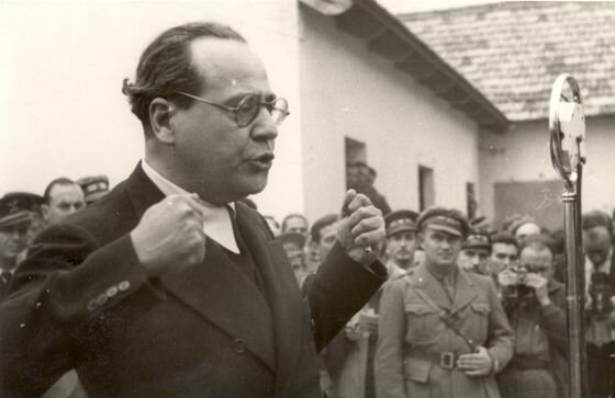 Sustituye de Largo Caballero por Juan Negrín.