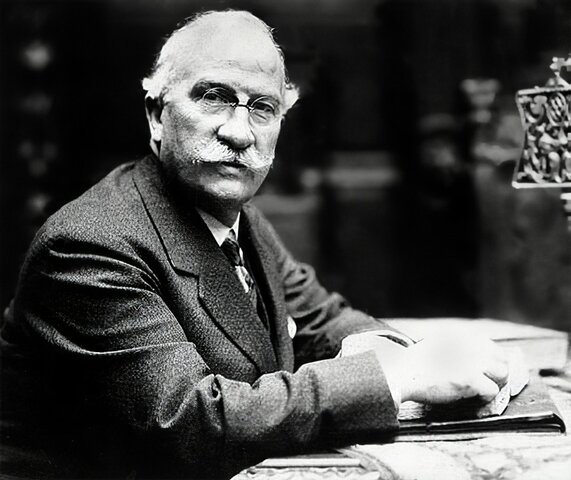 Lerroux se ve obligado a dimitir tras el escándalo del estraperlo.