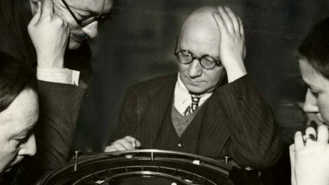 Dimisión de Lerroux tras el escándalo del estraperlo.