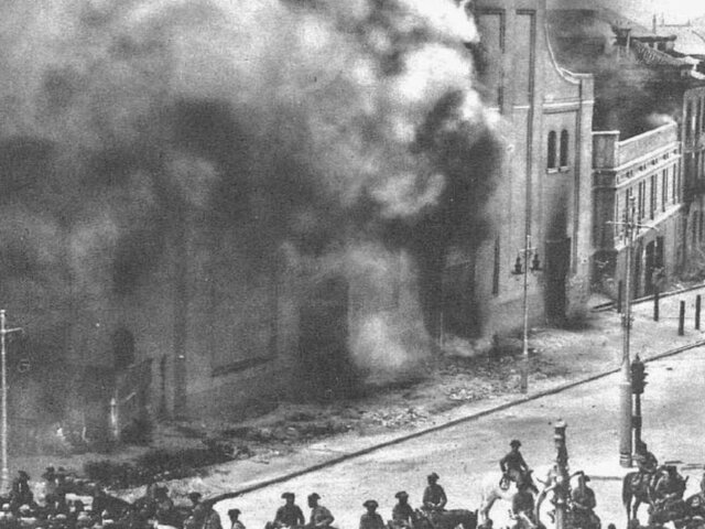 Ola de violencia anticlerical, con quema de conventos y otros edificios religiosos.
