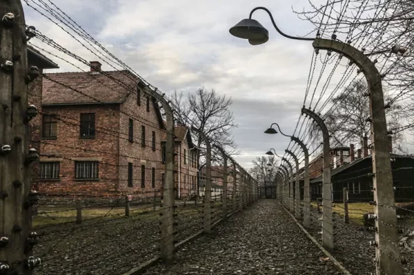 Nasce Auschwitz-Birkenau