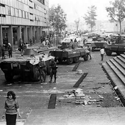 Timeline: Crisis y descentralización educativa.