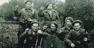 Es firma el tracta que divideix el país entre Irlanda del Nord i l'Estat Lliure Irlandés.