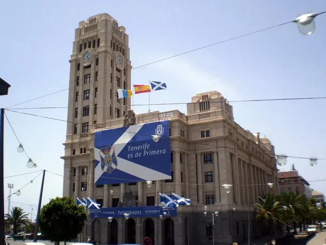 Los cabildos insulares asumen las competencias de gobierno.