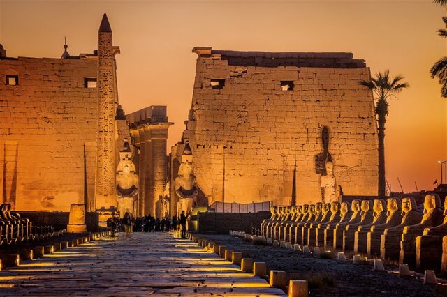 Inicio del dominio tebano (11ª a 14ª dinastías), destacando Montuhotep.  Tebas se convierte en la capital de Egipto