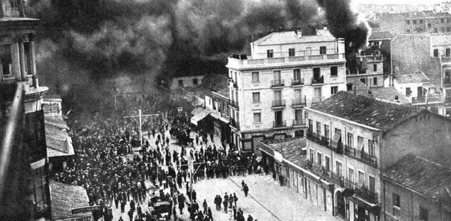 Ola de violencia anticlerical, con quema de conventos y otros edificios religiosos.