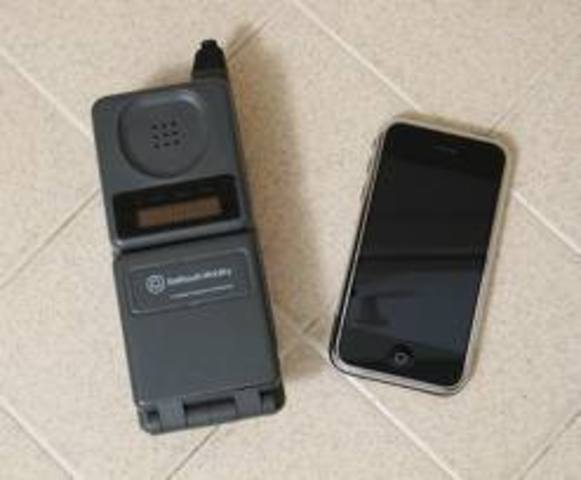 2000 first ever motorola celphone is made