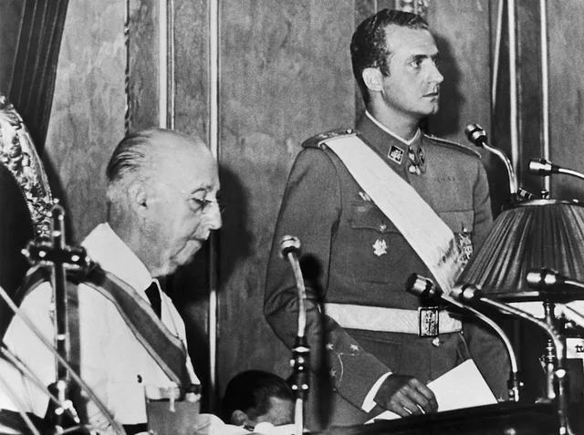 Príncipe Juan Carlos es nombrado Sucesor a Título de Rey por Franco