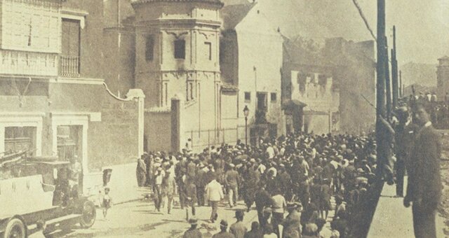 Ola de violencia anticlerical, con quema de conventos y otros edificios religiosos.