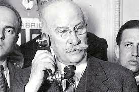 Lerroux se ve obligado a dimitir tras el escándalo del estraperlo