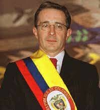 Álvaro Uribe Vélez asume la presidencia