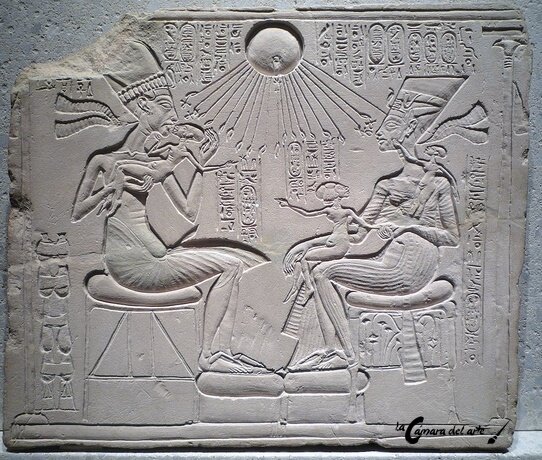 Akenatón y Nefertiti con sus hijos