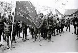 La URSS envía sus primeros equipos de ayuda a los republicanos. Llegan los primeros miembros de las Brigadas Internacionales.