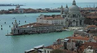 Il padre lo manda a Venezia