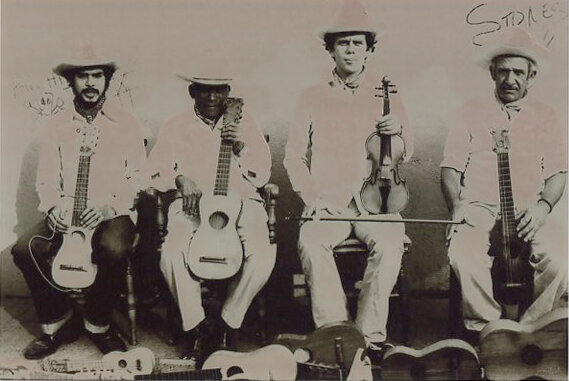 Fundación del grupo Mono Blanco.