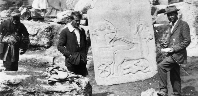 Los nomarcas de Tebas inician la reconquista de Egipto. Se autoproclaman  faraones