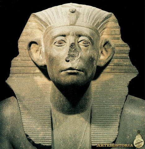 El faraón Sesostris II inicia una reforma administrativa que mejora la riqueza de Egipto