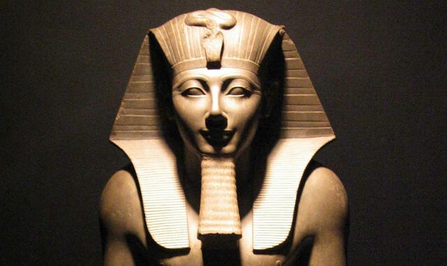 Gobierno del faraón Tnutmosis III inicia un período de expansión hasta el río  Éufrates.