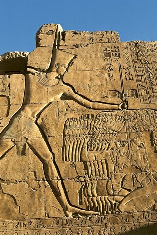 Gobierno del faraón Tnutmosis III inicia un período de expansión hasta el río Éufrates.