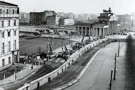 berlin wall goes up