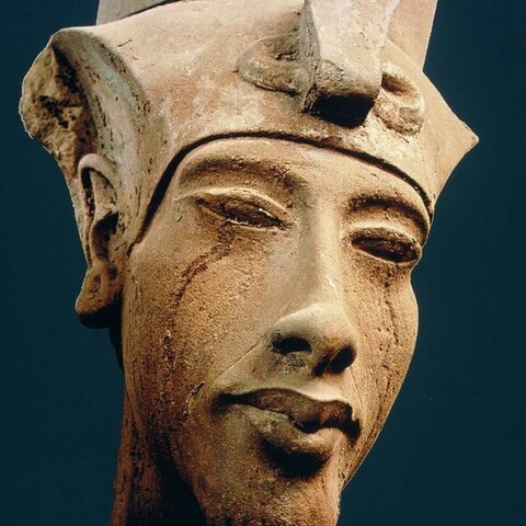 Revolución de Amama. Se impone el culto al dios Akhenaton.
