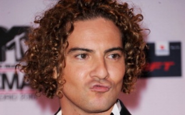 sigue su carrera musical y artistica