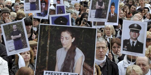 Ingrid Betancourt es secuestrada por las FARC