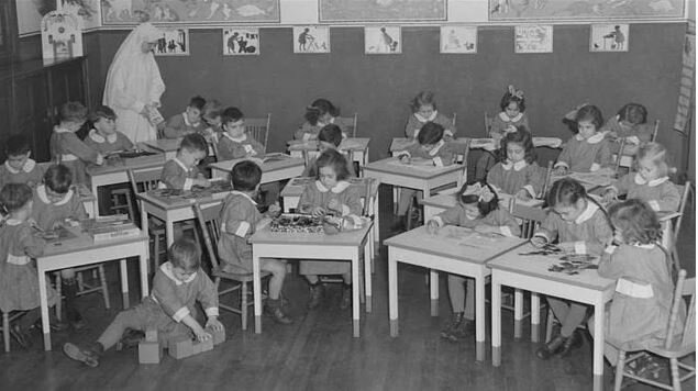 Adoption de la Loi sur la fréquentation scolaire obligatoire