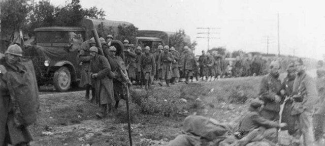 Los primeros soldados italianos, enviados por Mussolini, llegan a para ayudar a las fuerzas franquistas