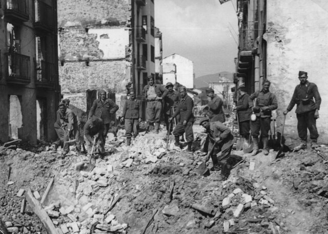 La ciudad vasca de Guernica sufre un brutal bombardeo el día 26 a cargo de la Legión Cóndor