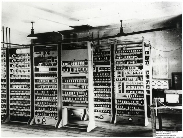 EDSAC ( electronic Delay Storage automatic calculator)