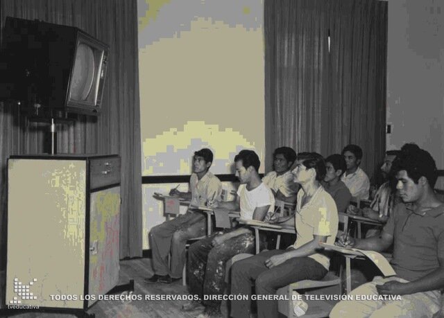 Se inaugura la "Telesecundaria" en México.