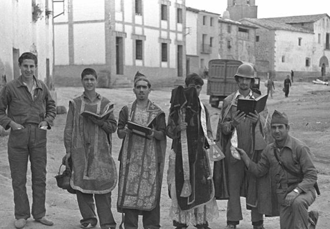 Julio de 1936. La revolución social se extiende. Comienza la represión. Los sublevados obtienen un tercerio del territorio español.