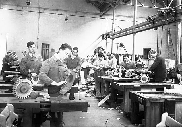 Se crean Escuelas Técnicas de Oficio, sus especialidades eran: electricidad, hierro, carpintería y construcciones