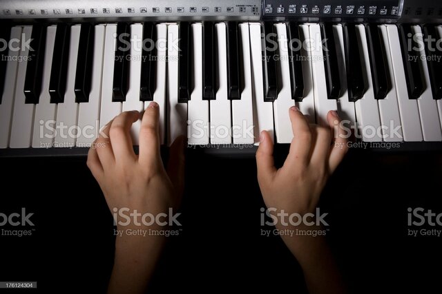 Fet 10: començament a tocar el piano