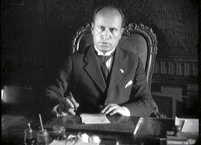 Mussolini tried to escape to Switzerland