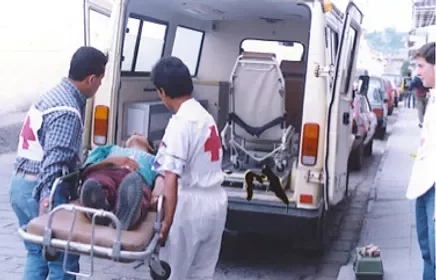 La primera ambulancia de la Cruz Roja en Cuenca.