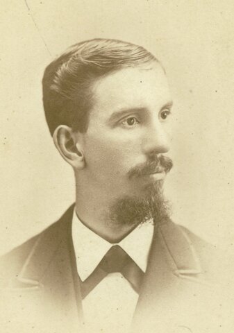 Nació James Edson White