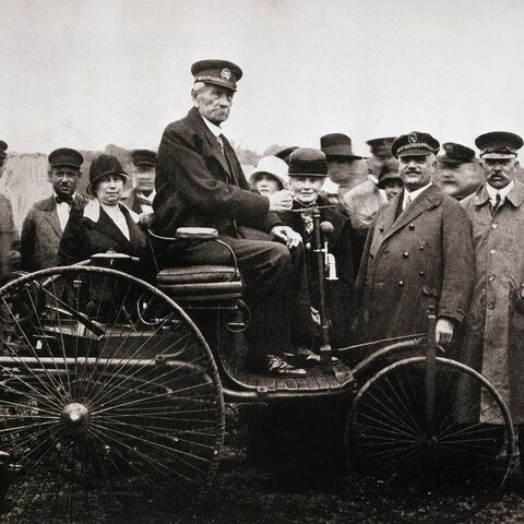 The first car with internal combustion engine