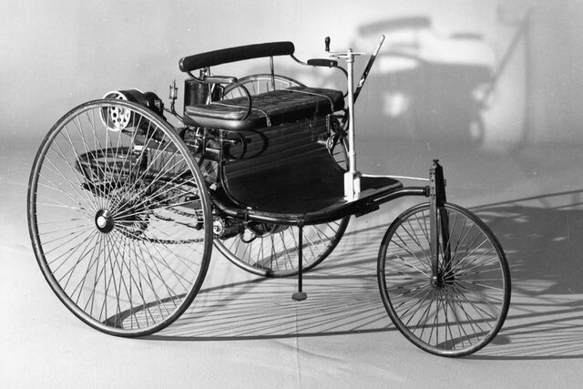 First car with internal combustion engine