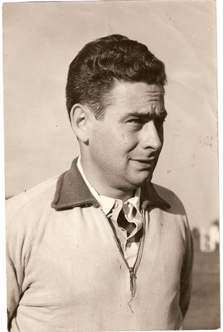 He started play football in the Estudiantes Club